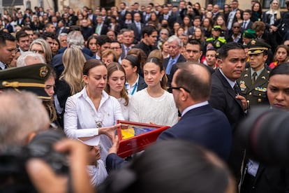 Claudia Tarazona recibe la bandera de Colombia.