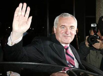 El primer ministro irlandés, Bertie Ahern, saluda a los periodistas mientras abandona la cadena de televisión RTE tras una entrevista este viernes.