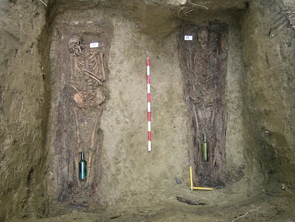 Dos esqueletos exhumados en el Fuerte de San Cristóbal, con botellas en las que se introducía un documento con los datos de cada uno de los fallecidos.