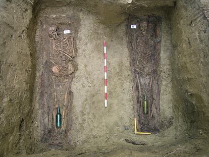 Dos esqueletos exhumados en el Fuerte de San Cristóbal, con botellas en las que se introducía un documento con los datos de cada uno de los fallecidos.