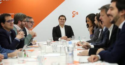 Albert Rivera, en el centro, en la reunion de la ejecutiva de Ciudadanos, este lunes.