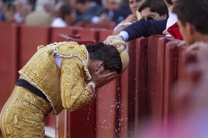 Morante de la Puebla se refresca tras la faena con su primer toro.