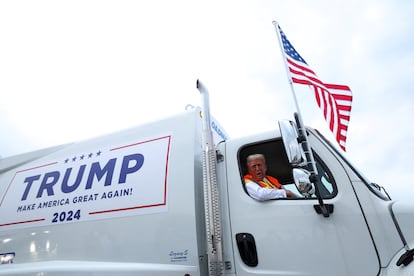 Donald Trump, subido en un camión de la basura con el logo de su campaña en Green Bay (Wisconsin).