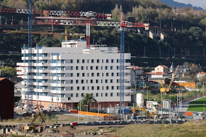 Construcción de vivienda residencial en el barrio bilbaíno de Zorrozaude.