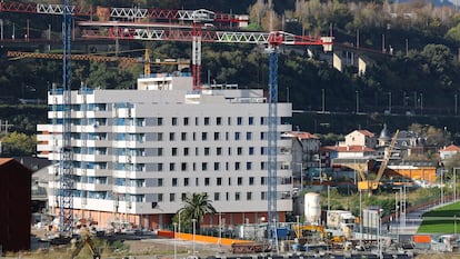 Construcción de vivienda residencial en el barrio bilbaíno de Zorrozaude.