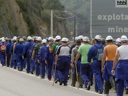 Marcha de mineros del carbón entre las localidades de Villablino y León, en protesta por el impago de las nóminas, el pasado mes de septiembre.