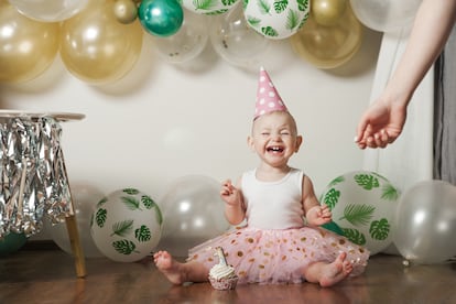Cuando un niño está aislado e incómodo durante la fiesta hay que intentar averiguar qué le molesta.