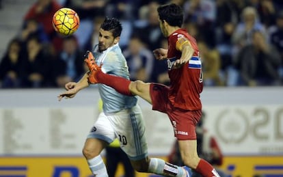 Nolito pugna por el bal&oacute;n con Javier L&oacute;pez, el s&aacute;bado.