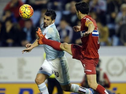 Nolito pugna por el bal&oacute;n con Javier L&oacute;pez, el s&aacute;bado.