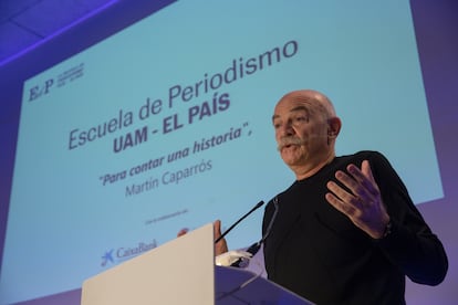 El periodista Martín Caparrós ofrece un discurso como padrino de las promociones 33 y 34 del máster de Periodismo de la Escuela UAM-EL PAÍS. 