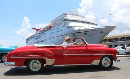 Un Chevrolet Deluxe de 1952, frente a un crucero atracado en el puerto de La Habana (Cuba).