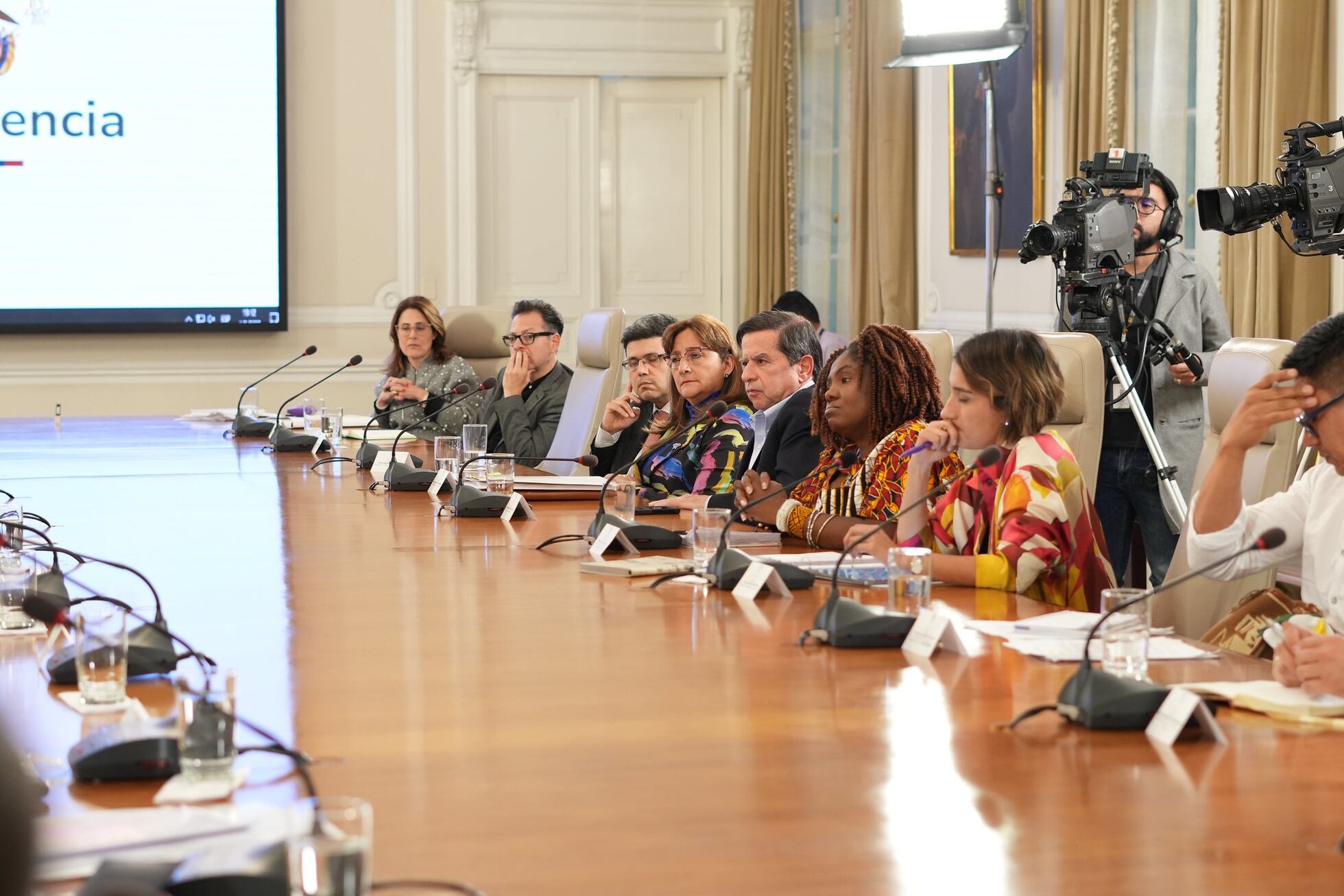 Petro preside un consejo de ministros transmitido en vivo lleno de ...