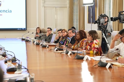 La vicepresidenta Francia Márquez y distintos ministros escuchan a Gustavo Petro durante el consejo de este martes.