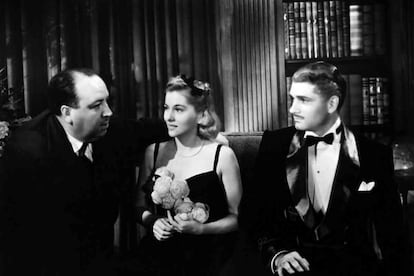 Alfred Hitchcock, Joan Fontaine y Laurence Olivier, en el rodaje de 'Rebeca'.