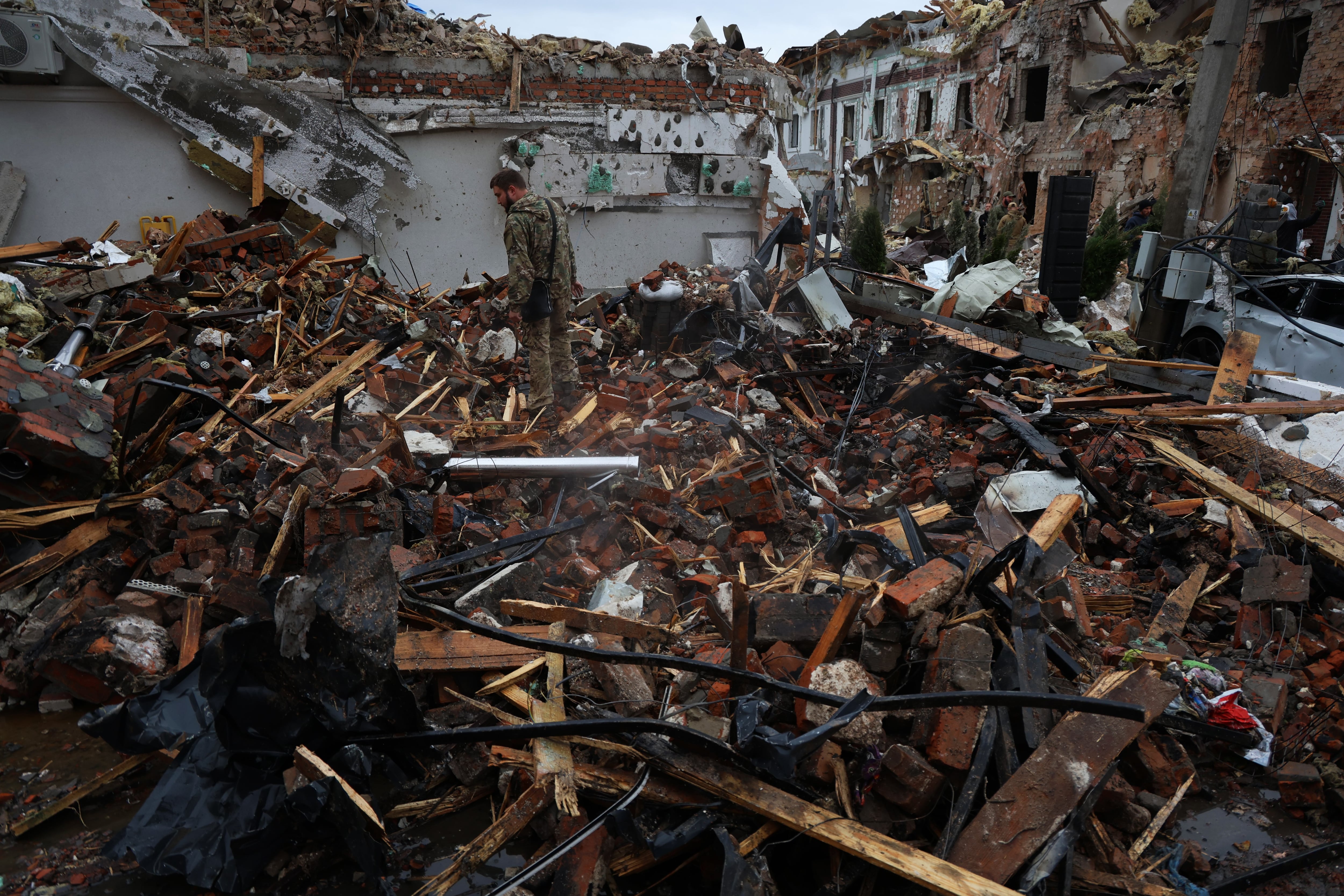 Una calle menos y cuatro muertos más en Kiev: Rusia ataca a Ucrania con cientos de drones y misiles