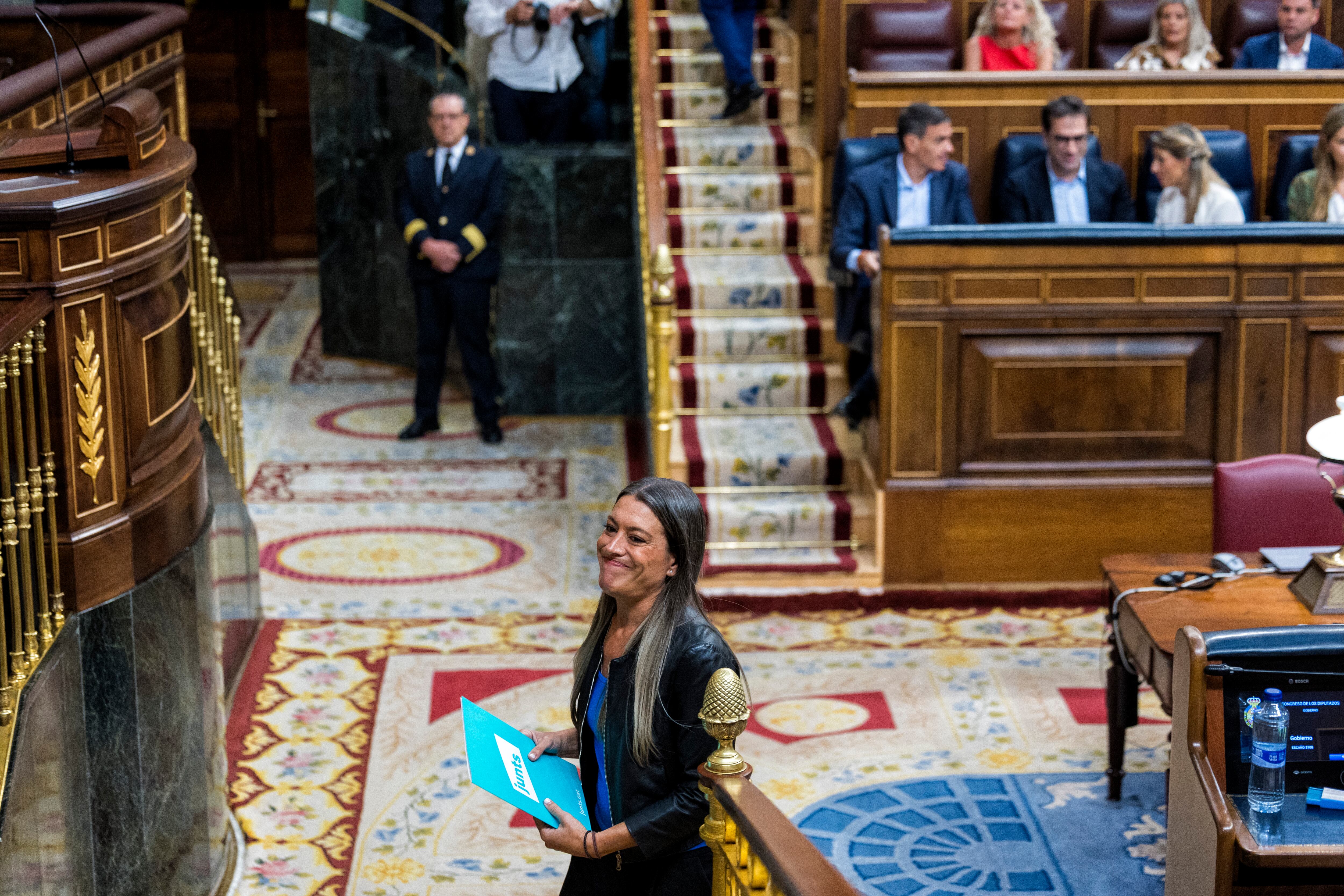 La portavoz de Junts, Miriam Nogueras, se dirige al atril.