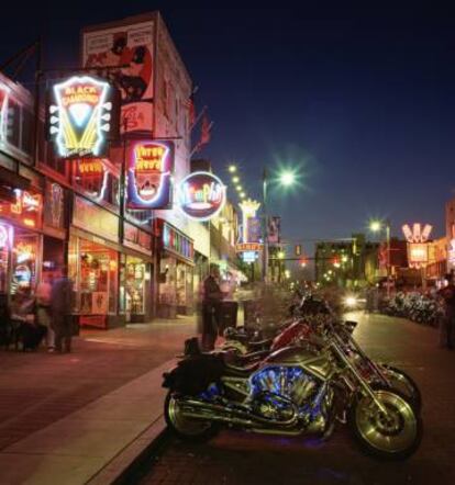 Ambiente nocturno en Beale Street, Memphis (Tennessee).