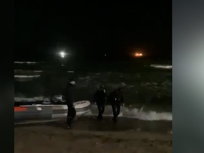 Los agentes de Aduanas junto a su lancha varada, en una captura de vídeo.