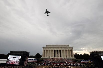 La Misión Aérea Especial 28000, Air Force One, vuela sobre Washington durante la celebración del Día de la Independencia, a la que asistió el presidente Donald Trump, en el memorial Lincoln.