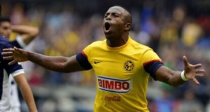 Benítez celebra en mayo un gol con el América.