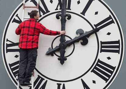 Los relojes se atrasarán este domingo una hora.