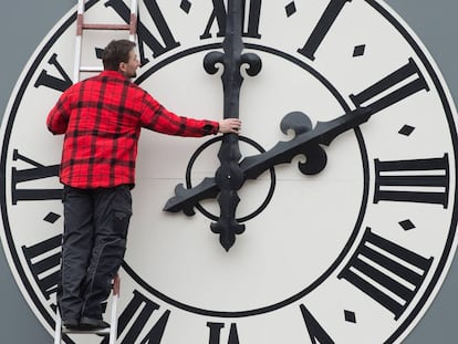 Los relojes se atrasarán este domingo una hora.