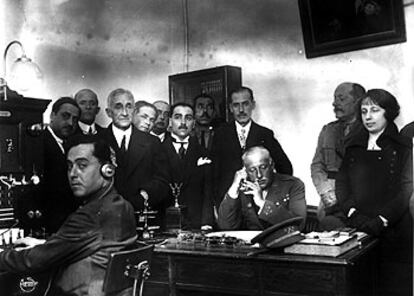 Miguel Primo de Rivera, inaugurando una central telefónica.