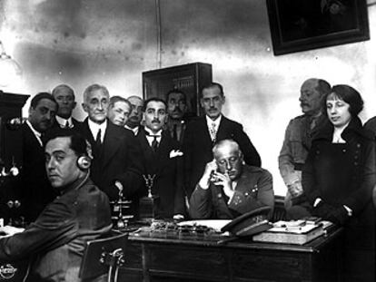 Miguel Primo de Rivera, inaugurando una central telefónica.