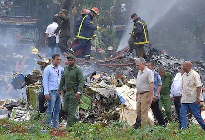 El presidente de Cuba, Miguel Díaz-Canel (segundo por la derecha), visita la zona del accidente.