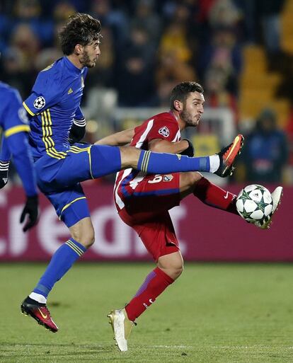 El jugador del Atlético de Madrid Koke (d) disputa el balón con Aleksandr Erokhin (i) del FK Rostov.