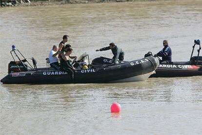 Submarinistas de la Guardia Civil, ayer durante la operación de rescate del cadáver en el Guadalquivir.