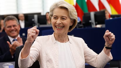 Von der Leyen celebra su reelección por el Parlamento Europeo.