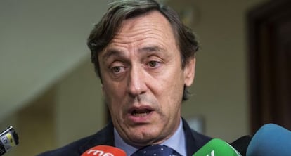 El portavoz del PP en el Congreso, Rafael Hernando, tras formalizar el sábado su acta como diputado de la Cámara Baja.