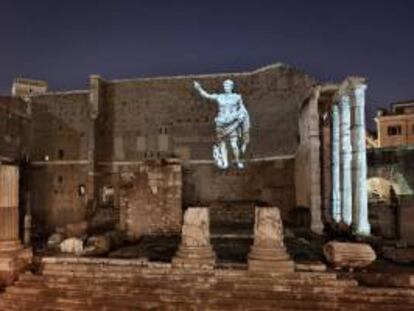 Fotografía facilitada por el Ayuntamiento de Roma de una proyección en el Foro de Augusto con motivo de la presentación del espectáculo "Foro de Augusto. 2000 años después", que dotará de vida a este complejo histórico gracias a la tecnología y que permitirá a los visitantes asistir a una narración audiovisual a partir de las piedras, fragmentos y columnas conservadas en la actualidad.