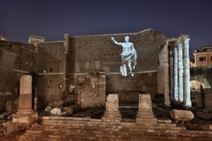 Fotografía facilitada por el Ayuntamiento de Roma de una proyección en el Foro de Augusto con motivo de la presentación del espectáculo "Foro de Augusto. 2000 años después", que dotará de vida a este complejo histórico gracias a la tecnología y que permitirá a los visitantes asistir a una narración audiovisual a partir de las piedras, fragmentos y columnas conservadas en la actualidad.