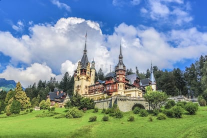 Sinaia, localidad de los Cárpatos, en Rumania, a los pies de los montes Bucegi, en el valle de Prahova, tiene como emblema el castillo de Peles, del siglo XIX: un palacio que combina los estilos neogótico y neorrenacentista alemán. Una demostración de poderío del Rey Carlos I que se traduce, de puertas para dentro, en arañas de cristal de murano, vidrieras ricamente decoradas, balaustradas de marfil, vajillas de porcelana de Meissen y Sevres, obras de arte, muebles de teca de la India... Fuera, bosques de abetos, jardines y esculturas de Romanelli. Los reyes quisieron tener corriente eléctrica, proporcionada por una pequeña central hidroeléctrica en el río.