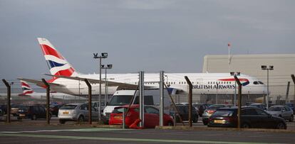 Avión de British Airways en el aeropuerto de Heathrow 