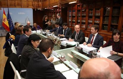 El ministro de Justicia, Juan Carlos Campo (tercero por la derecha) y los representantes de asociaciones profesionales de jueces y fiscales, durante la reunión mantenida este miércoles.