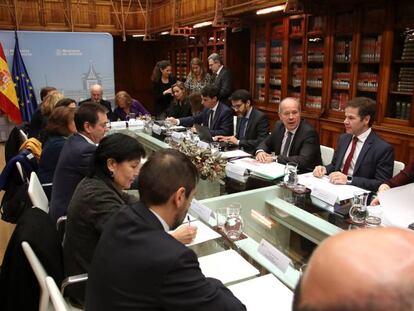 El ministro de Justicia, Juan Carlos Campo (tercero por la derecha) y los representantes de asociaciones profesionales de jueces y fiscales, durante la reunión mantenida este miércoles.