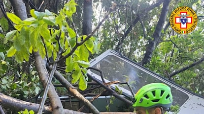 Varios profesionales en las labores de rescate tras el accidente del teleférico que une Castellamare di Stabia con la cima del Monte Faito, al sur de Nápoles (Italia)