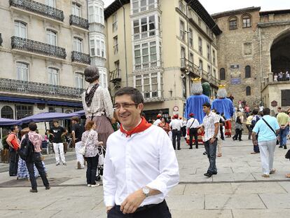 El <b><i>lehendakari,</b></i> Patxi López, ayer en el centro de Vitoria antes de hacer sus declaraciones a la prensa.