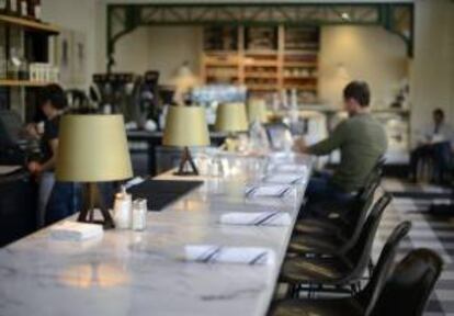 Un hombre observa la pantalla de su ordenador portátil en una cafetería. EFE/Archivo