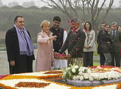 María Teresa Fernández de la Vega durante una ofrenda floral en el mausoleo del Mahatma Gandhi