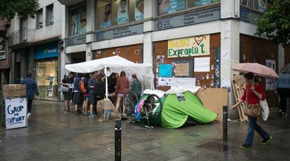 Activists outside the Expropriated Bank.