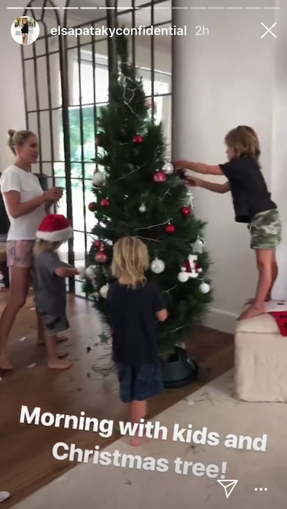 Elsa Pataky no se ha quedado atrás en la decoración festiva. En claro contraste con el resto de celebridades europeas o estadounidenses que empiezan a vivir las festividades en pleno invierno, la actriz española ha publicado una 'story' en su cuenta de Instagram, en la que se la puede ver en pantalón corto y camiseta junto a sus tres hijos adornando un pequeño árbol.