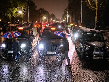 Taxis cerca del Palacio de Buckingham (Londres), tras la muerte de la reina Isabel II, el 9 de septiembre de 2022.