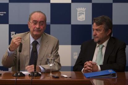 De izquierda a derecha,el alcalde de Málaga, Francisco de la Torre y el concejal Diego Maldonado.
