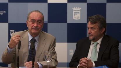 De izquierda a derecha,el alcalde de Málaga, Francisco de la Torre y el concejal Diego Maldonado.