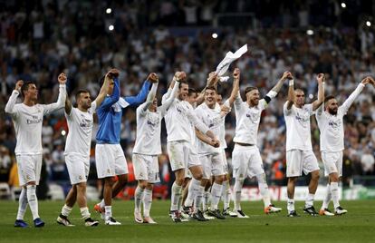 Los jugadores del Real Madrid celebran la victoria ante el Manchester City, al término del partido.