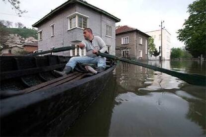 Un miembro de los equipos de rescate inspecciona las calles inundadas en Nikopol (Bulgaria), al noreste de Sofía.